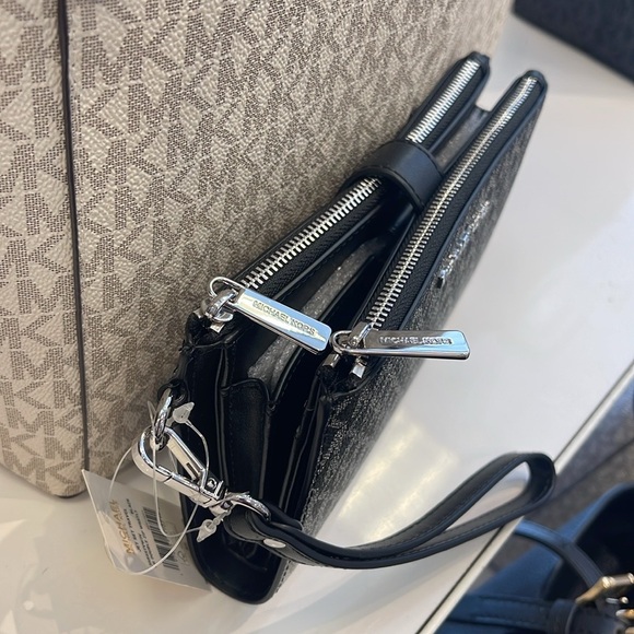 MICHAEL KORS
Jet Set Large Logo Signature Double-Zip Wristlet-Wallet-Phone Case - Picture 16 of 16